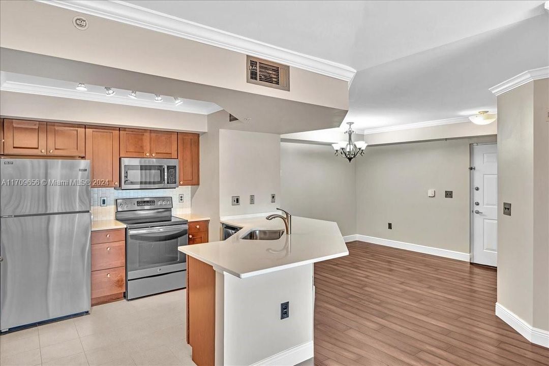 For Sale: $310,000 (2 beds, 2 baths, 1065 Square Feet)