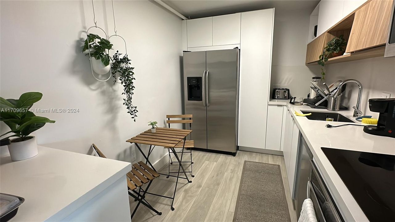 Active With Contract: $3,400 (2 beds, 2 baths, 1132 Square Feet)