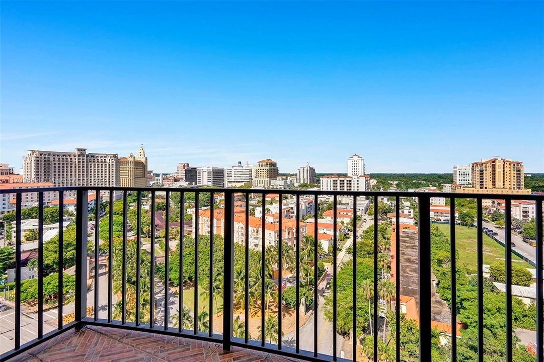 Active With Contract: $2,700 (1 beds, 1 baths, 831 Square Feet)