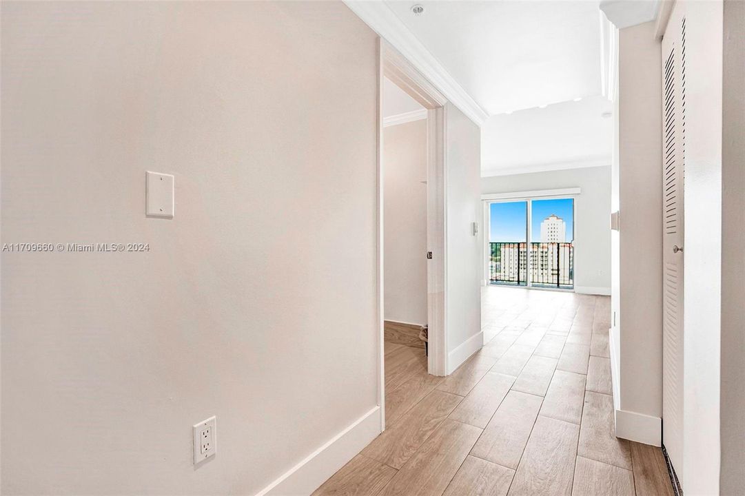 Active With Contract: $2,700 (1 beds, 1 baths, 831 Square Feet)