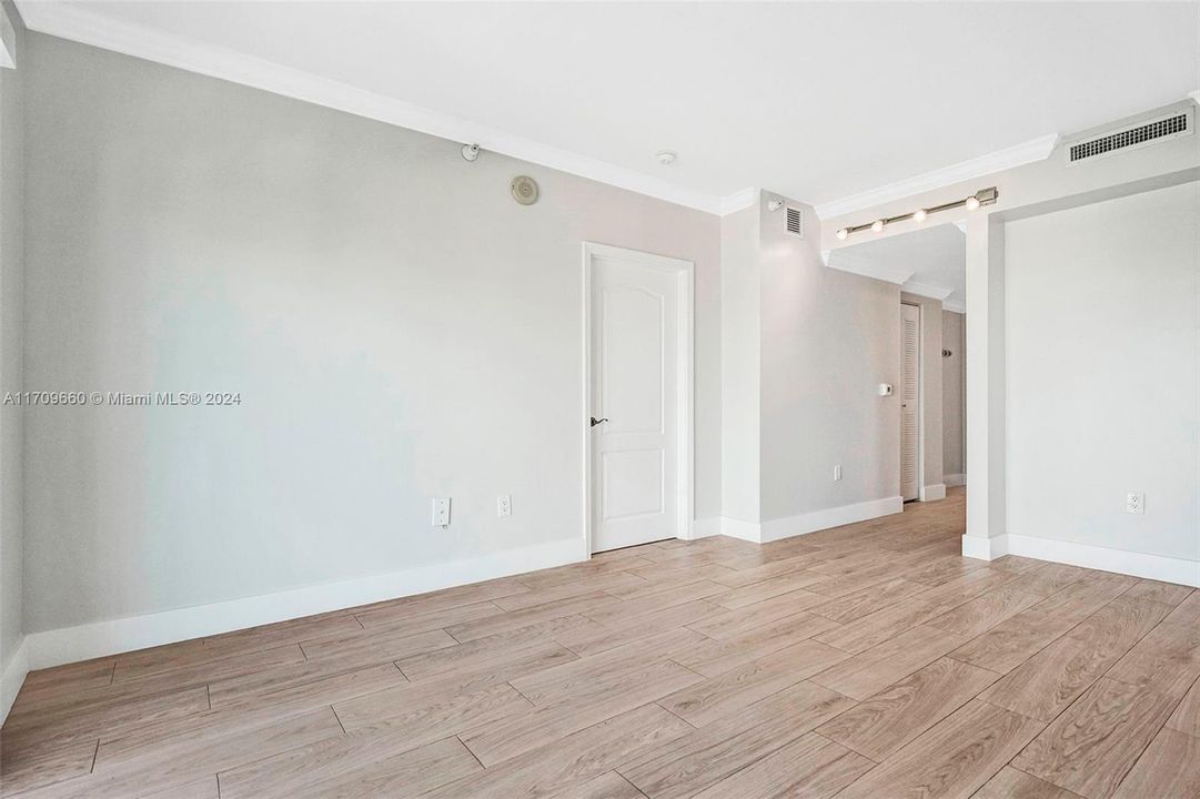 Active With Contract: $2,700 (1 beds, 1 baths, 831 Square Feet)