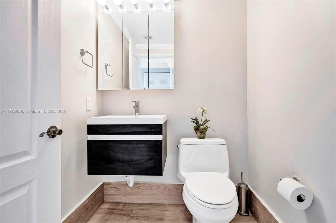 Active With Contract: $2,700 (1 beds, 1 baths, 831 Square Feet)