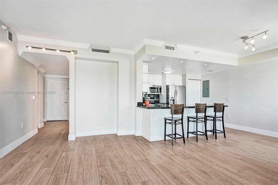 Active With Contract: $2,700 (1 beds, 1 baths, 831 Square Feet)