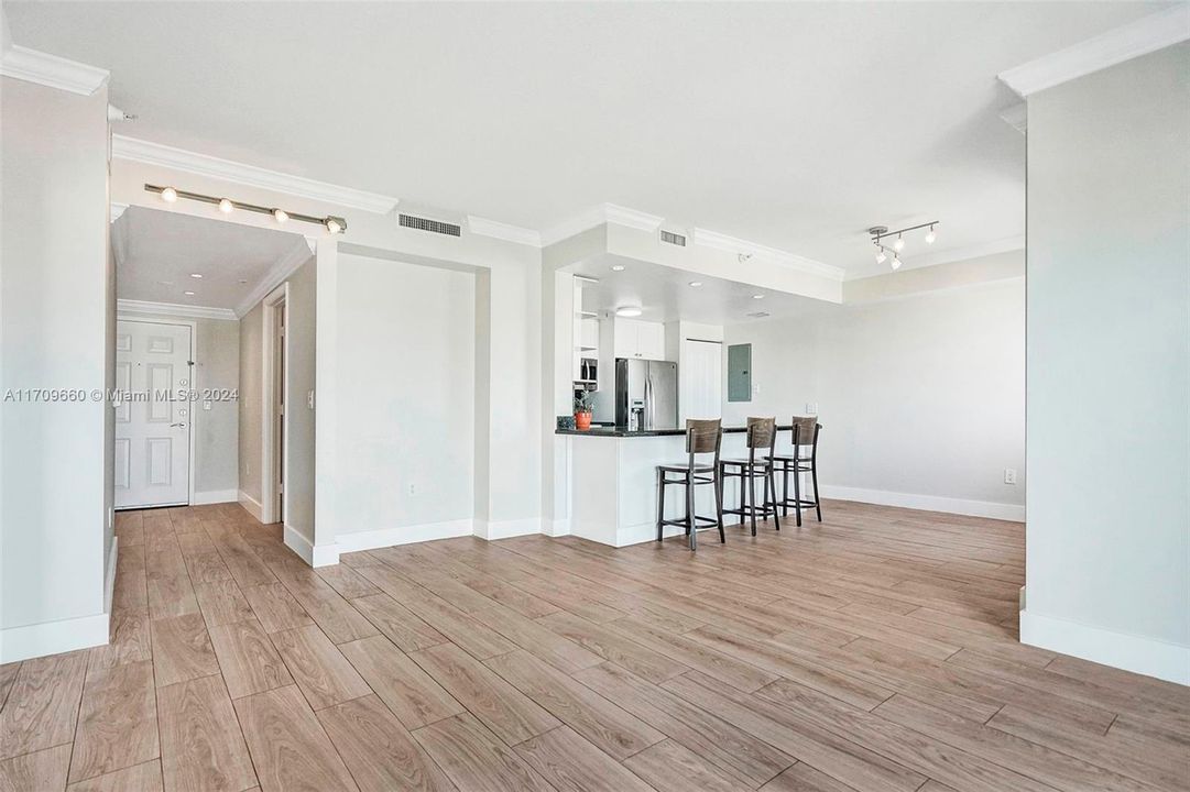 Active With Contract: $2,700 (1 beds, 1 baths, 831 Square Feet)