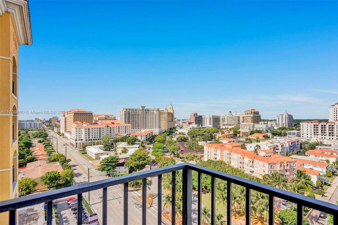 Active With Contract: $2,700 (1 beds, 1 baths, 831 Square Feet)