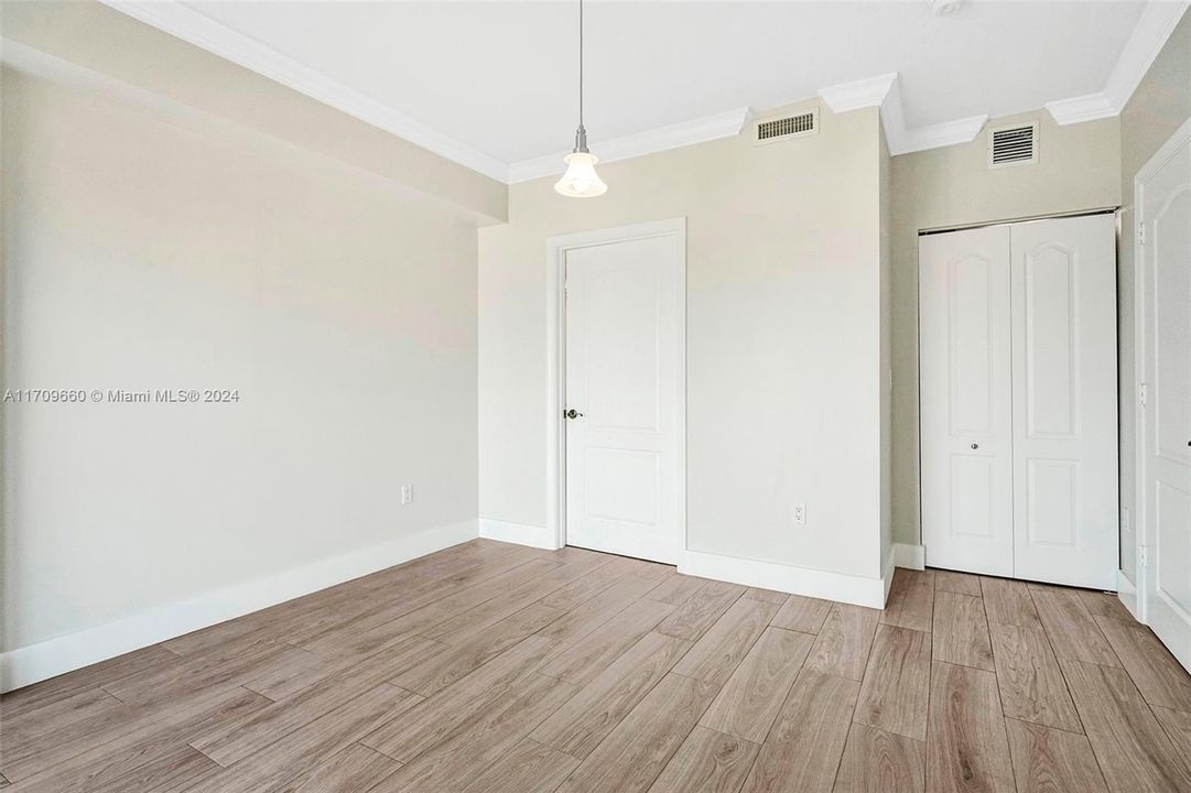 Active With Contract: $2,700 (1 beds, 1 baths, 831 Square Feet)