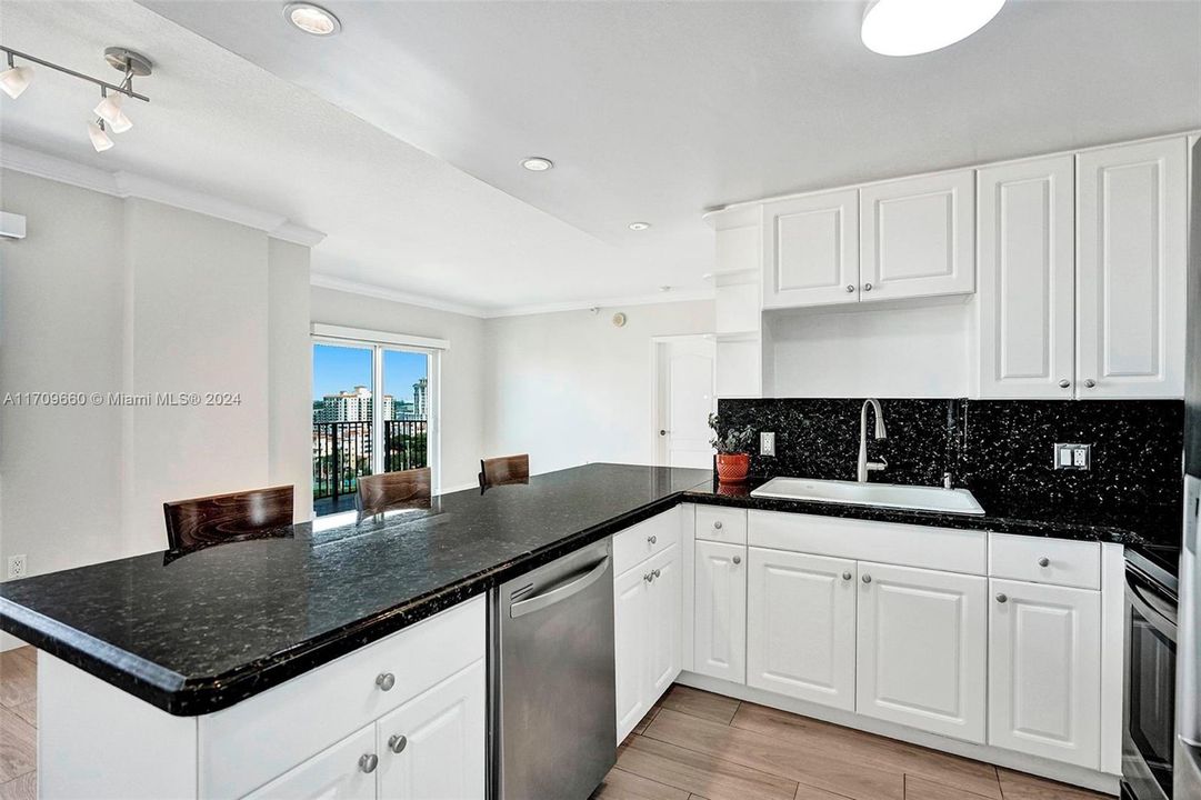 Active With Contract: $2,700 (1 beds, 1 baths, 831 Square Feet)