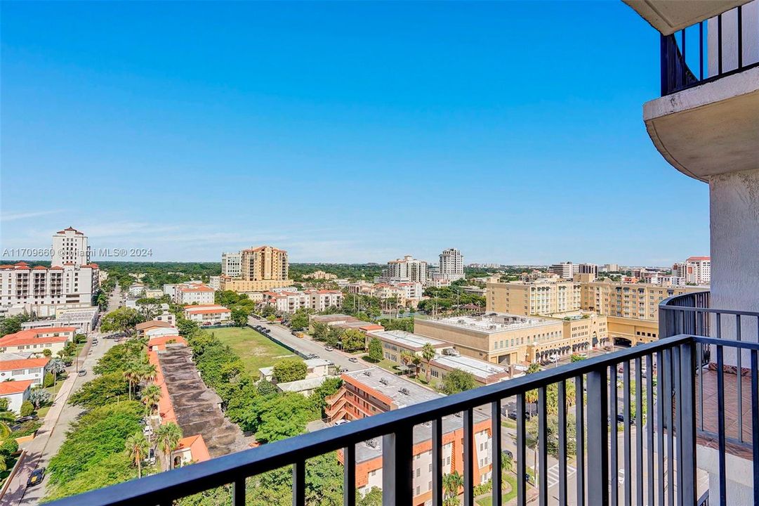 Active With Contract: $2,700 (1 beds, 1 baths, 831 Square Feet)