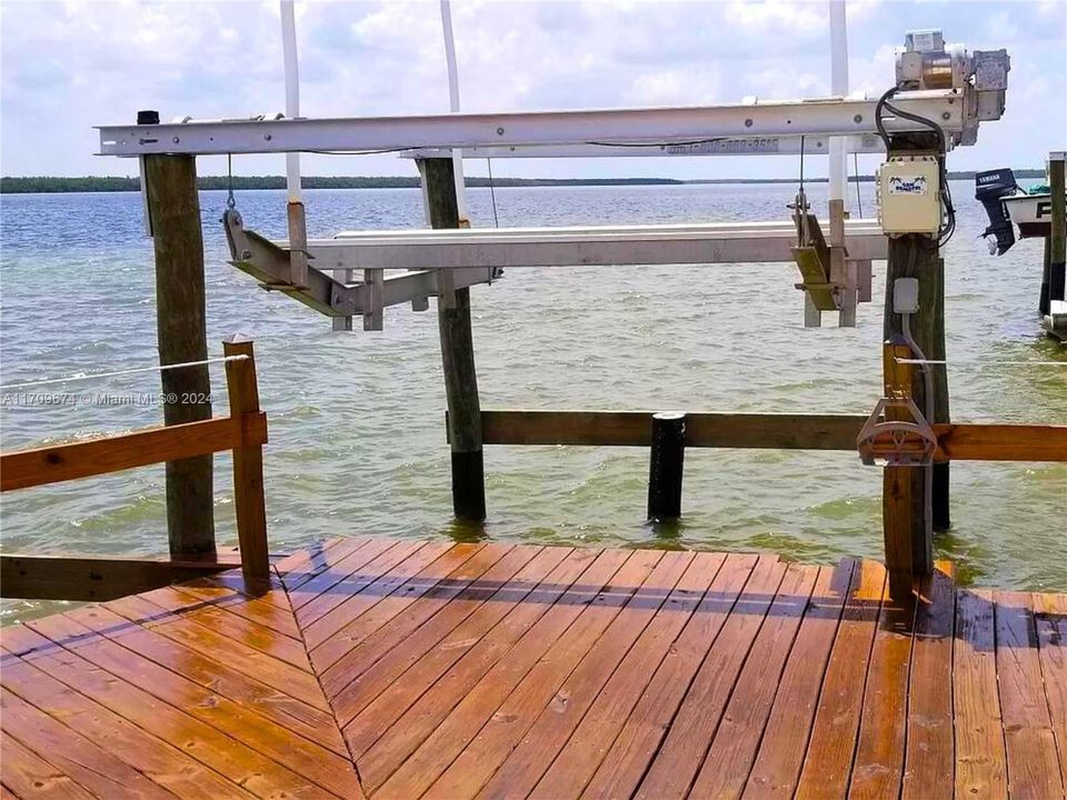 Your private boat lift. The dock has recently been repainted gray