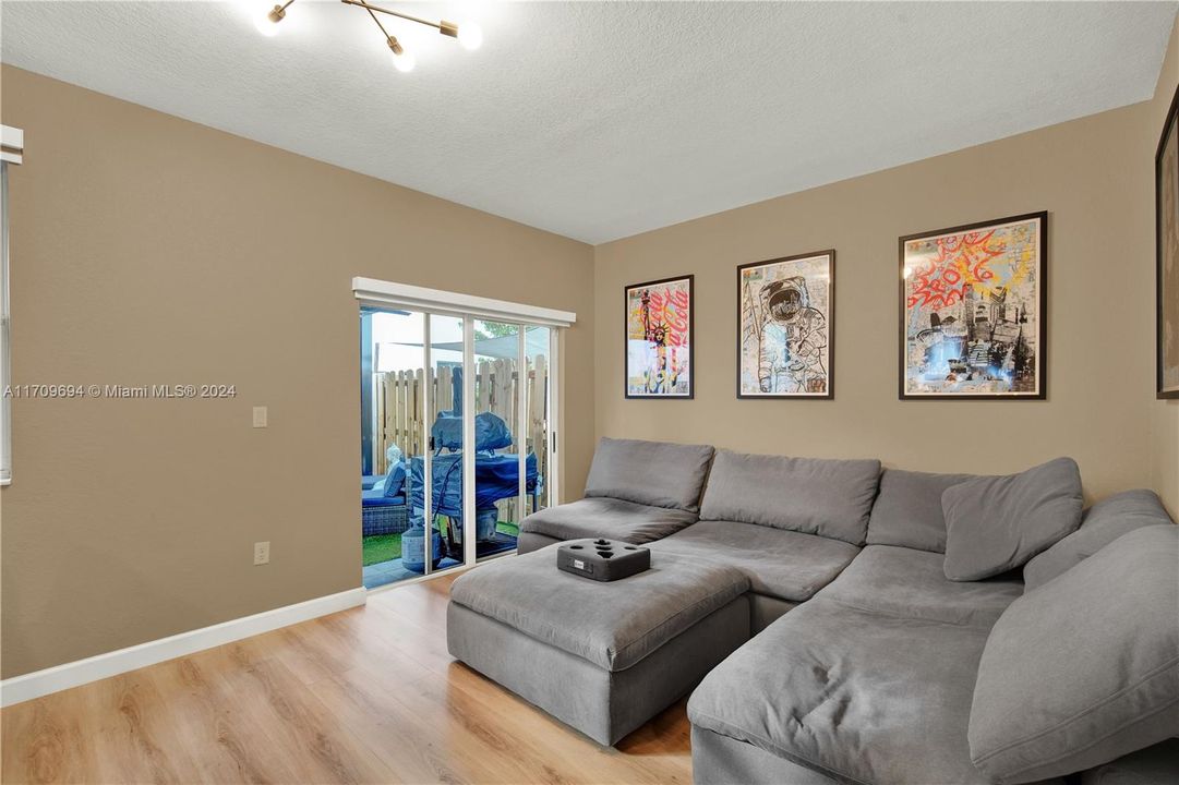 For Sale: $450,000 (4 beds, 2 baths, 1820 Square Feet)