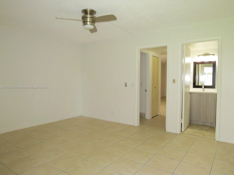 For Rent: $1,585 (1 beds, 1 baths, 811 Square Feet)