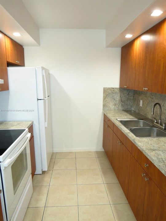 For Rent: $1,585 (1 beds, 1 baths, 811 Square Feet)