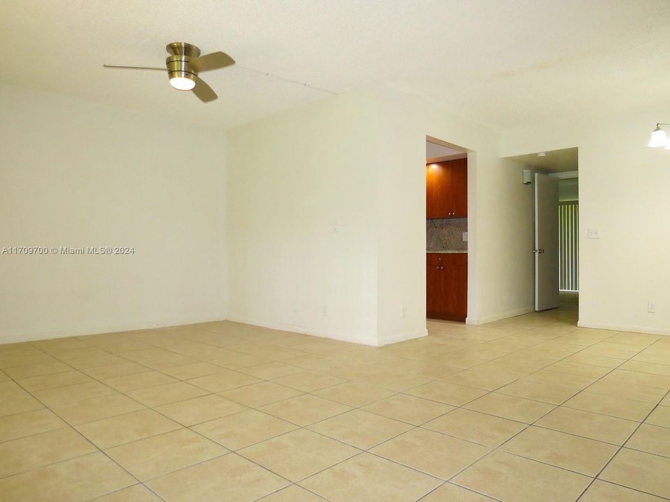 For Rent: $1,585 (1 beds, 1 baths, 811 Square Feet)