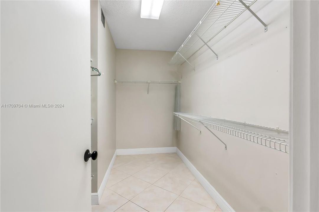 For Sale: $270,000 (2 beds, 2 baths, 1351 Square Feet)