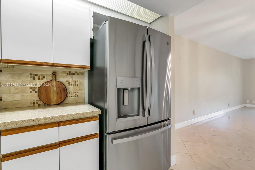 For Sale: $270,000 (2 beds, 2 baths, 1351 Square Feet)