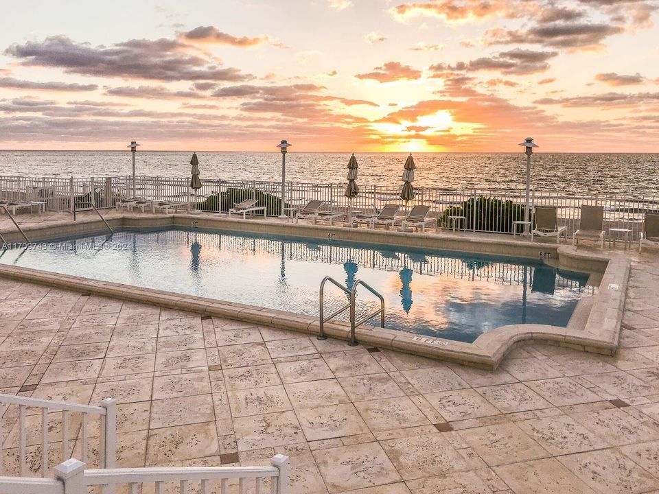 FANTASTIC POOL DIRECTLY ON THE SAND