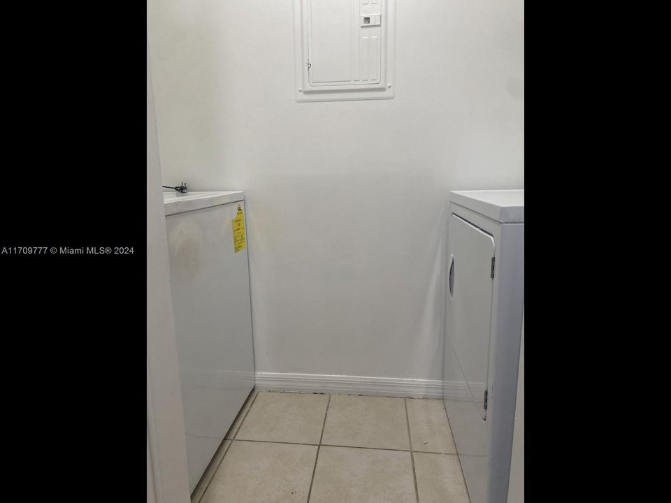 For Rent: $2,600 (3 beds, 2 baths, 1140 Square Feet)