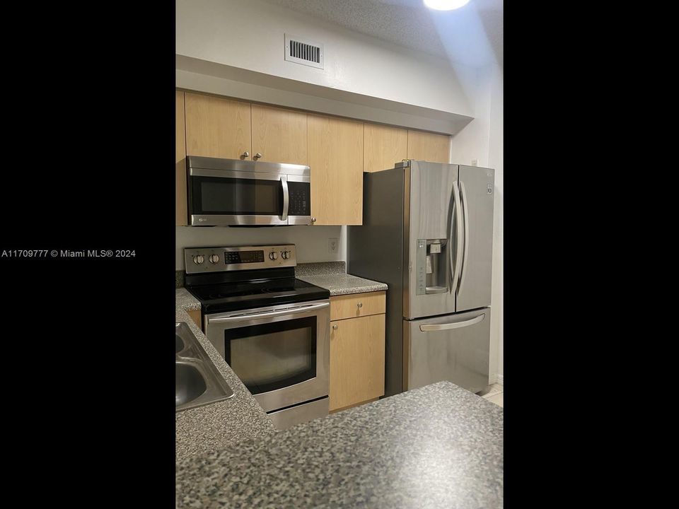 For Rent: $2,600 (3 beds, 2 baths, 1140 Square Feet)