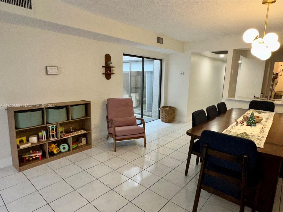 For Rent: $3,200 (3 beds, 2 baths, 1323 Square Feet)