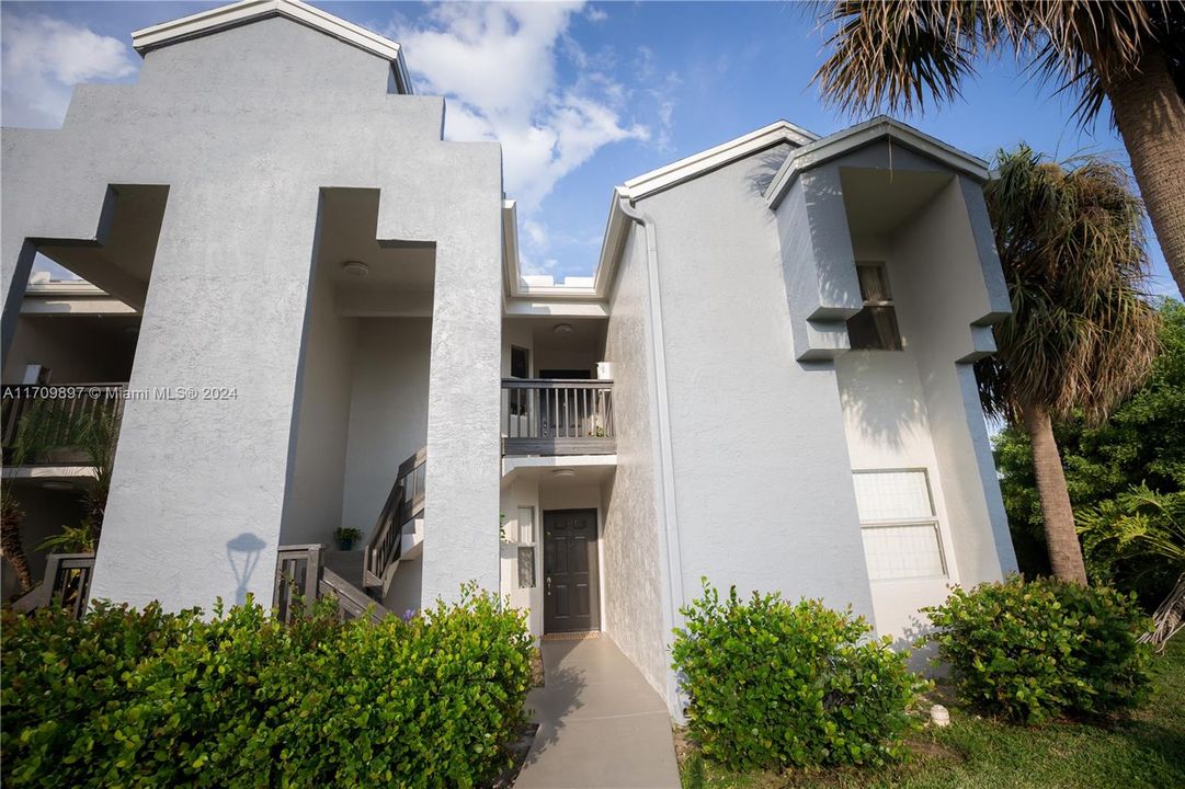 For Sale: $329,000 (2 beds, 2 baths, 978 Square Feet)