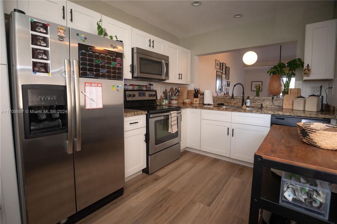 For Sale: $329,000 (2 beds, 2 baths, 978 Square Feet)