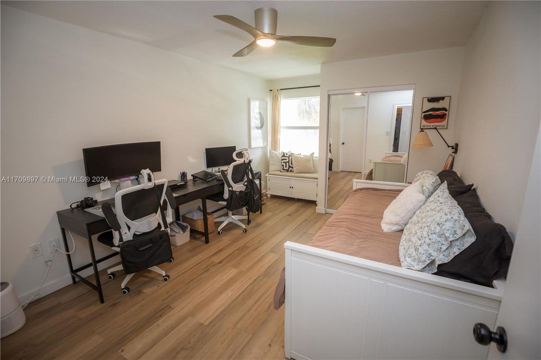 For Sale: $329,000 (2 beds, 2 baths, 978 Square Feet)