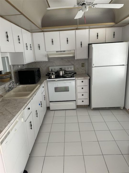 For Sale: $259,000 (2 beds, 2 baths, 1144 Square Feet)