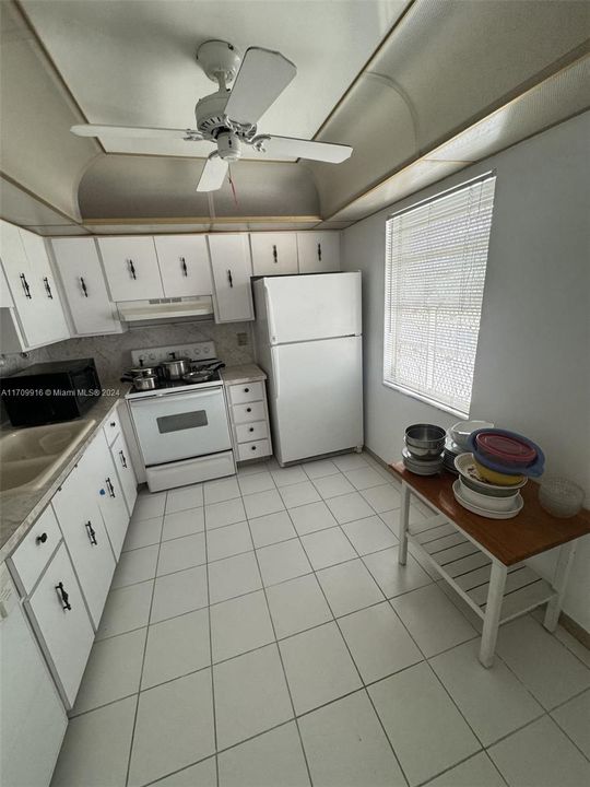 For Sale: $259,000 (2 beds, 2 baths, 1144 Square Feet)