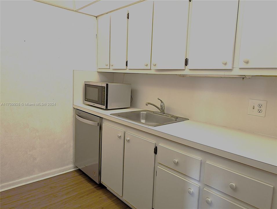 For Rent: $1,500 (1 beds, 1 baths, 811 Square Feet)