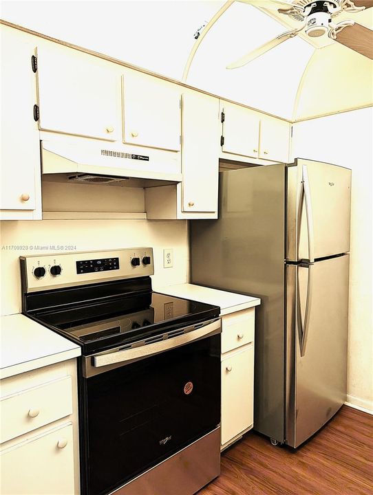 For Rent: $1,500 (1 beds, 1 baths, 811 Square Feet)