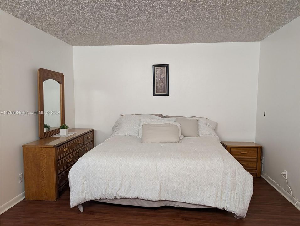 For Rent: $1,500 (1 beds, 1 baths, 811 Square Feet)