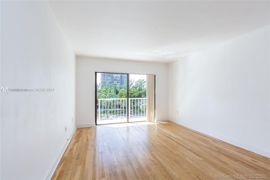 For Sale: $250,000 (1 beds, 2 baths, 710 Square Feet)