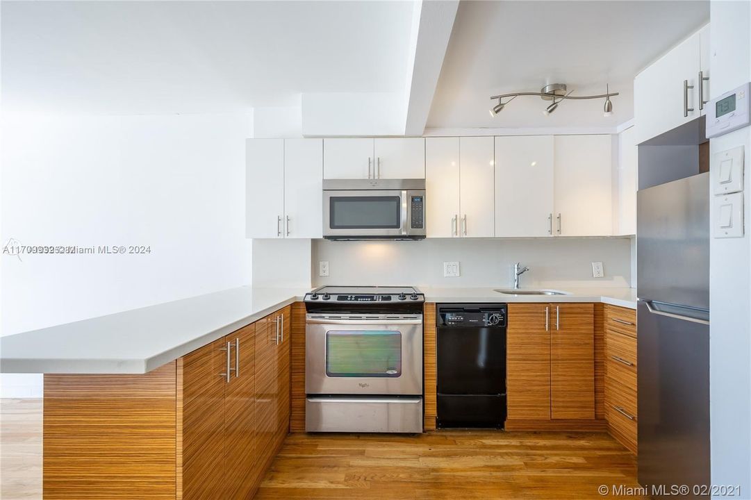 For Sale: $250,000 (1 beds, 2 baths, 710 Square Feet)