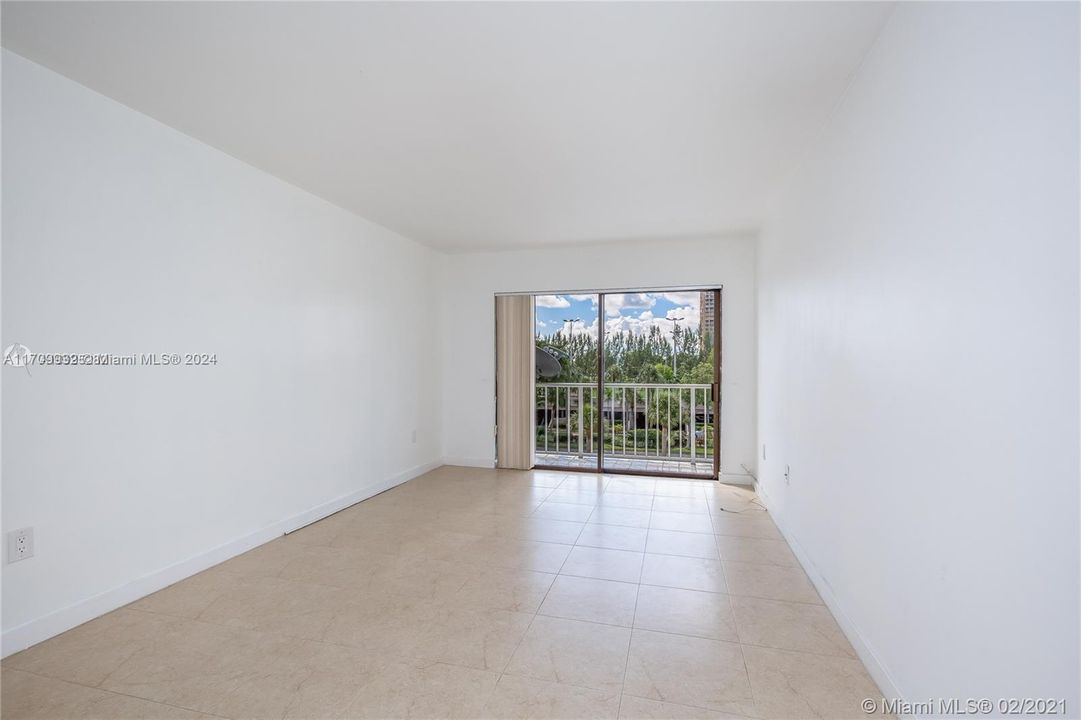 For Sale: $250,000 (1 beds, 2 baths, 710 Square Feet)