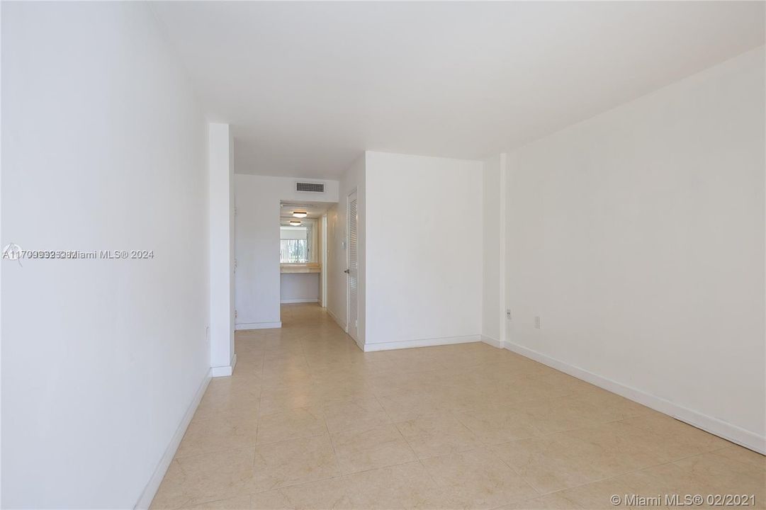 For Sale: $250,000 (1 beds, 2 baths, 710 Square Feet)