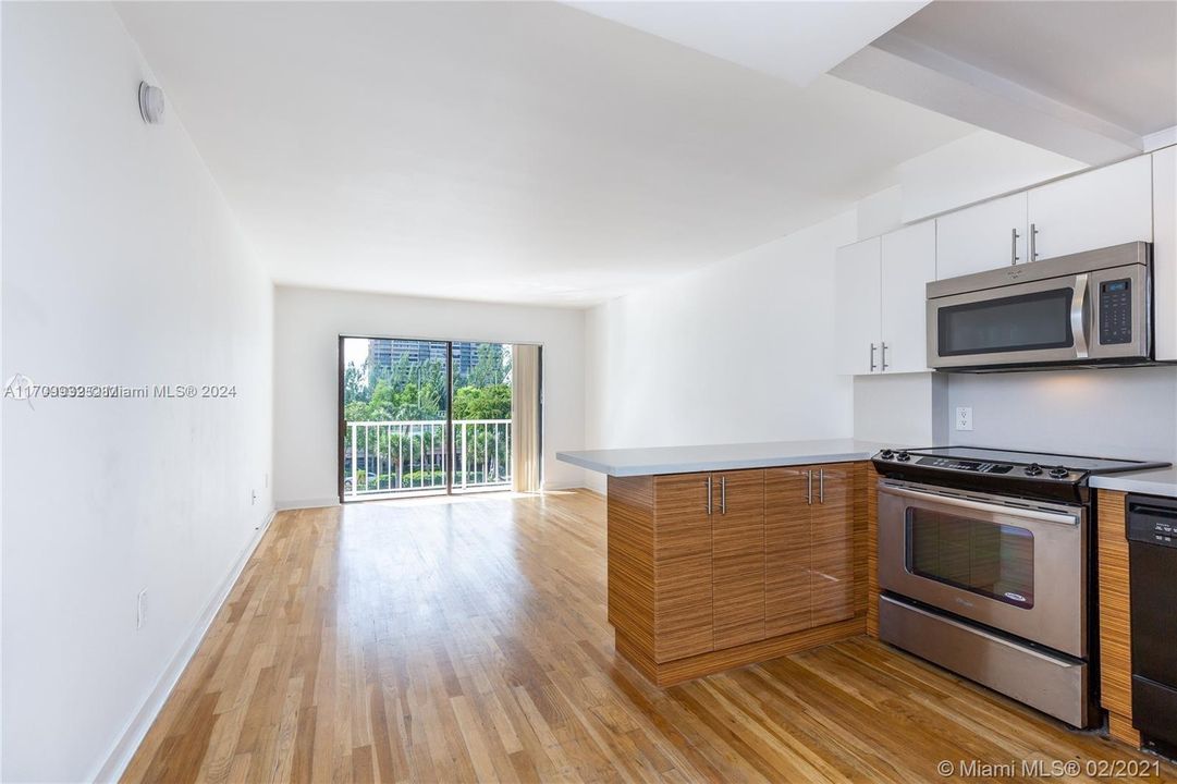 For Sale: $250,000 (1 beds, 2 baths, 710 Square Feet)