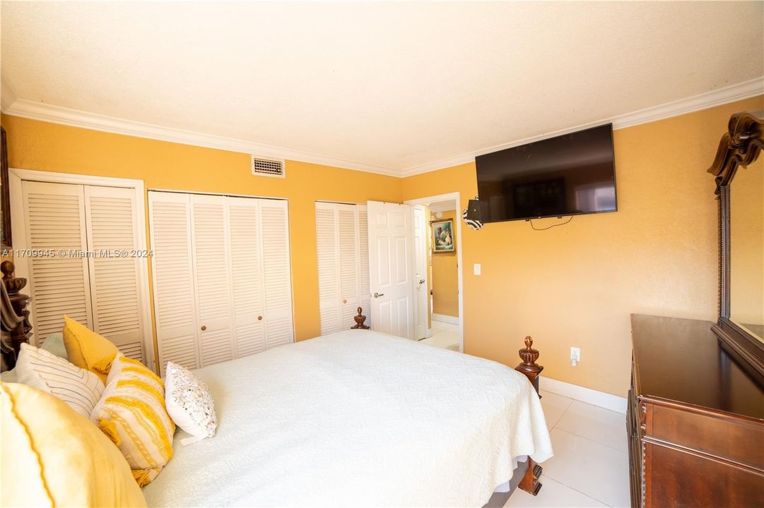 For Sale: $230,000 (2 beds, 1 baths, 641 Square Feet)