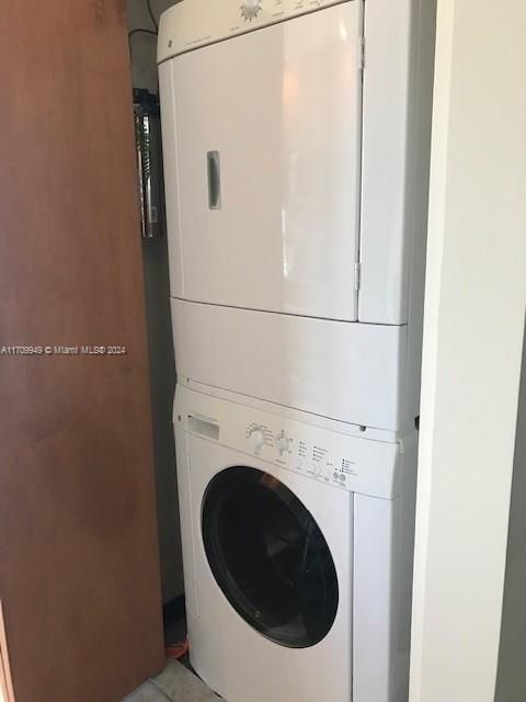 Washer/Dryer in kitchen