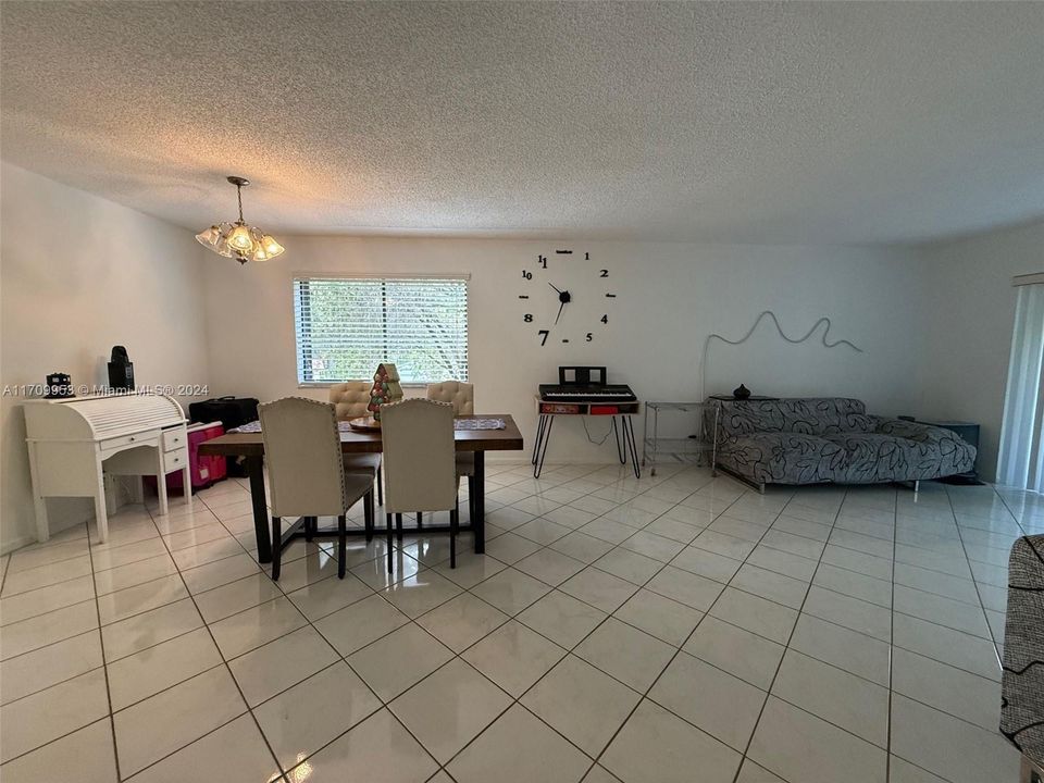 For Rent: $2,350 (2 beds, 2 baths, 1231 Square Feet)