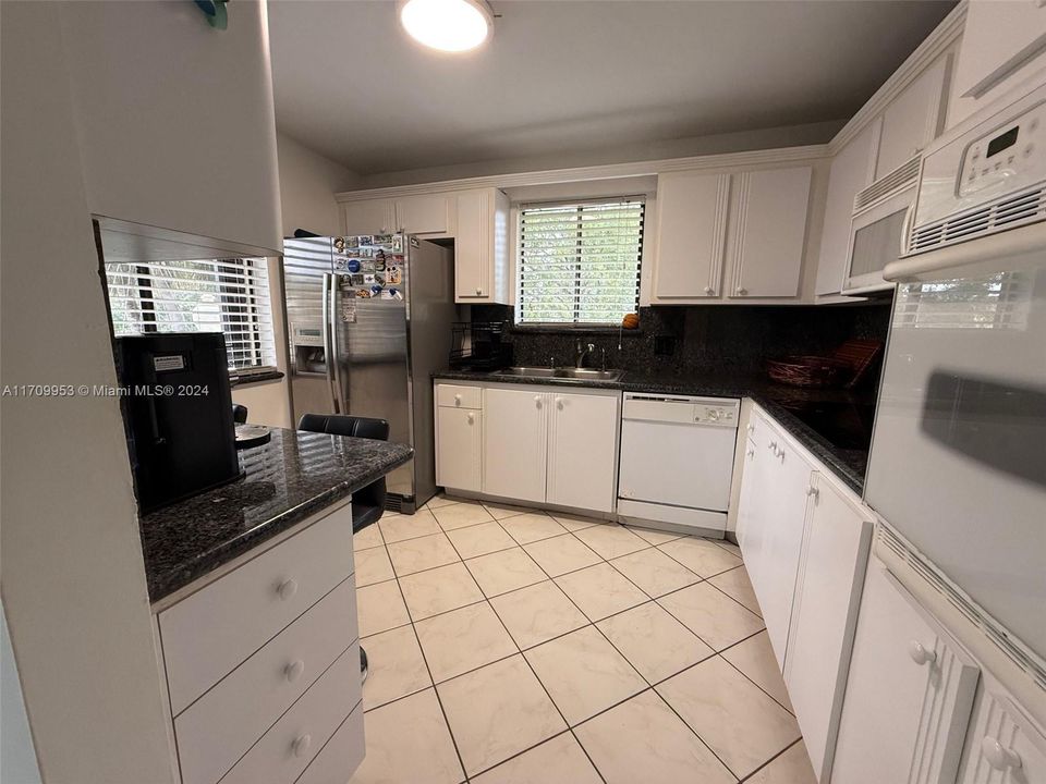 For Rent: $2,350 (2 beds, 2 baths, 1231 Square Feet)