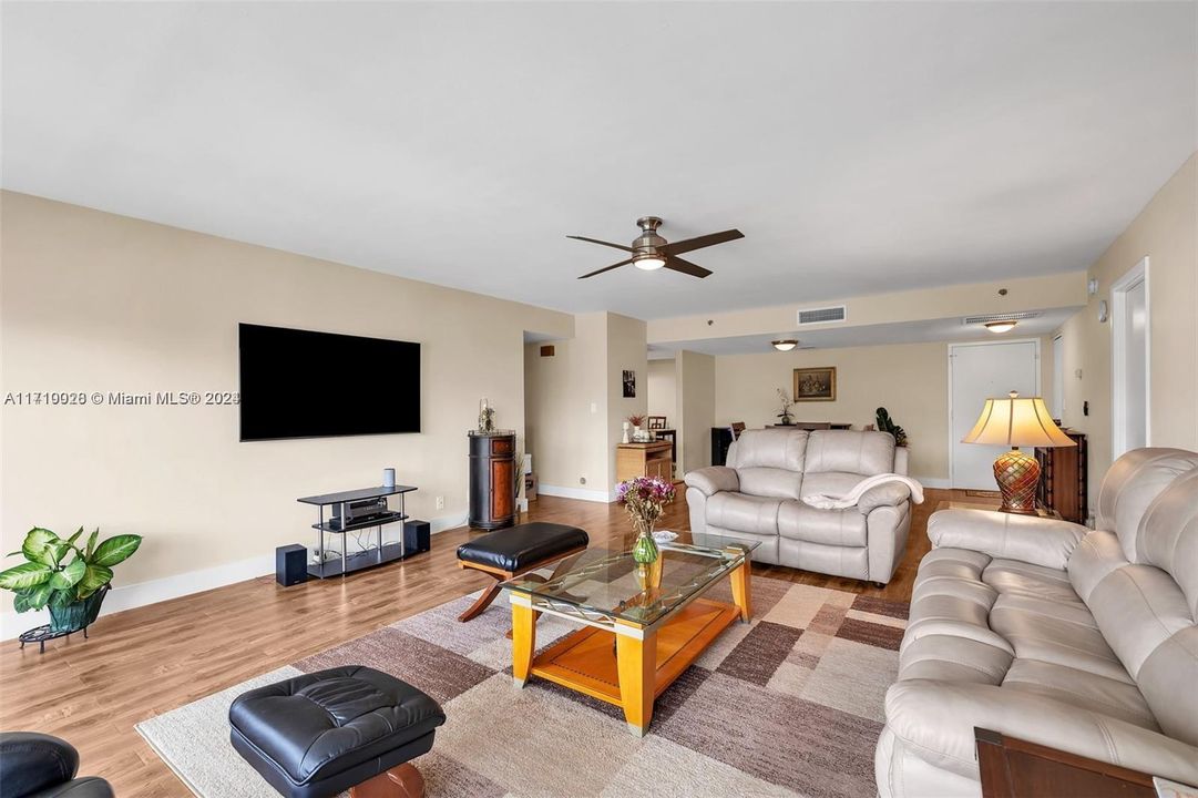 For Sale: $395,000 (2 beds, 2 baths, 1330 Square Feet)