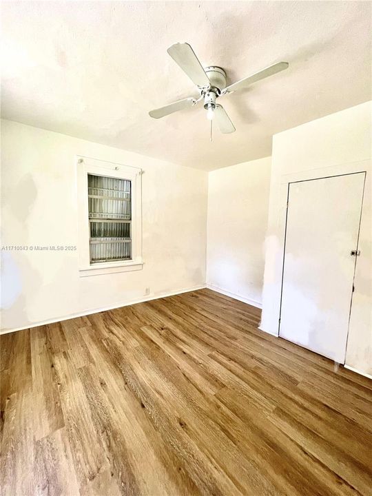 For Sale: $299,000 (2 beds, 1 baths, 864 Square Feet)