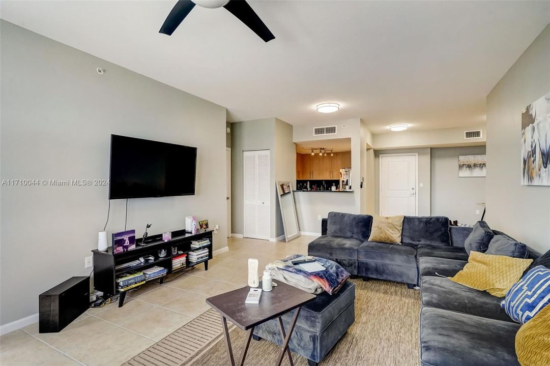 For Sale: $454,000 (2 beds, 2 baths, 1270 Square Feet)