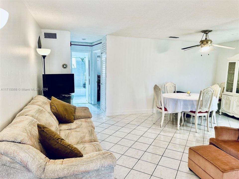 For Sale: $193,000 (1 beds, 1 baths, 680 Square Feet)