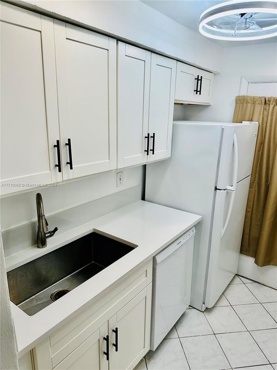 For Sale: $193,000 (1 beds, 1 baths, 680 Square Feet)