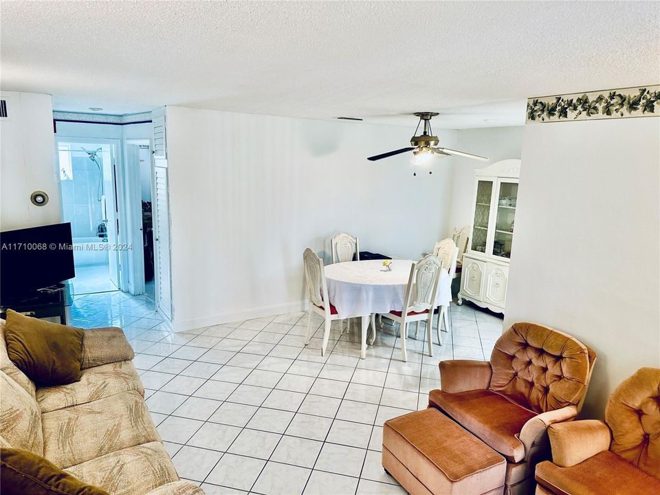 For Sale: $193,000 (1 beds, 1 baths, 680 Square Feet)