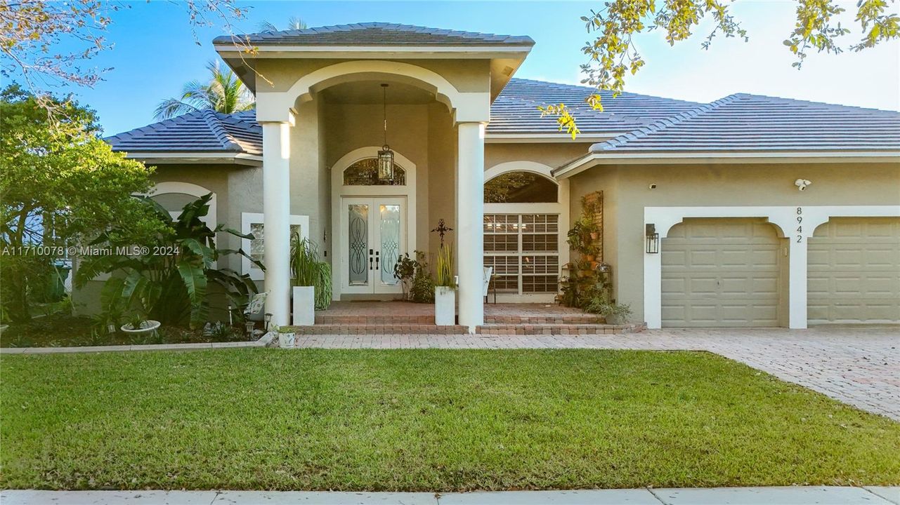 For Sale: $1,090,000 (4 beds, 2 baths, 2766 Square Feet)