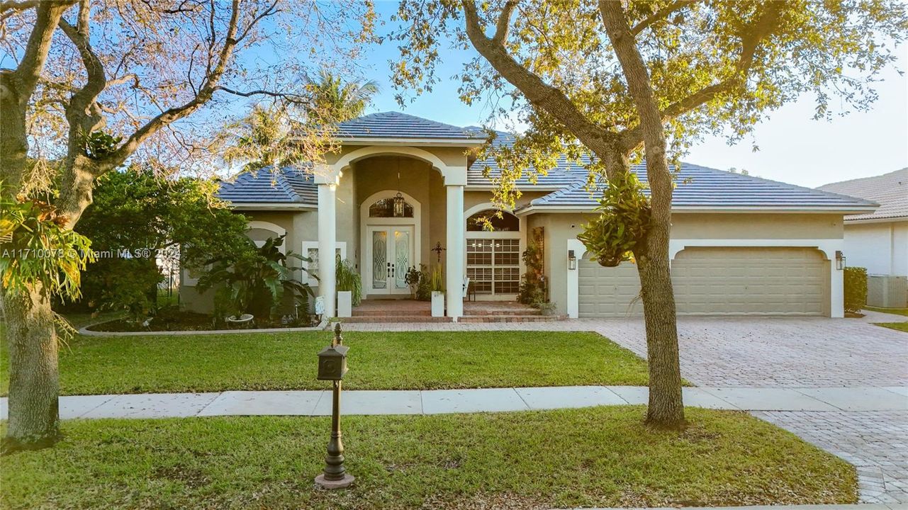 For Sale: $1,090,000 (4 beds, 2 baths, 2766 Square Feet)