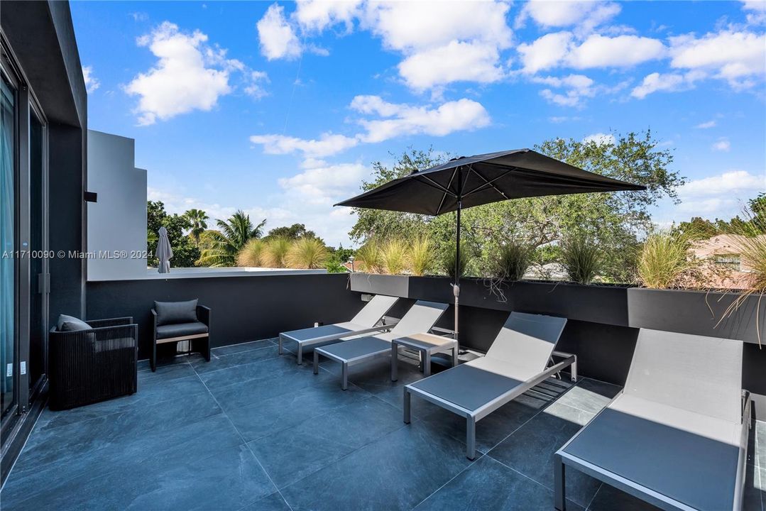 For Sale: $2,750,000 (5 beds, 4 baths, 3087 Square Feet)