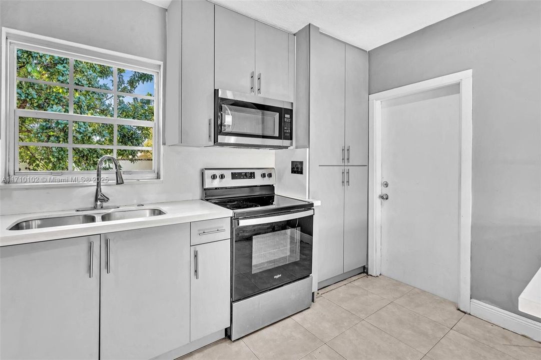 For Sale: $420,000 (3 beds, 1 baths, 864 Square Feet)